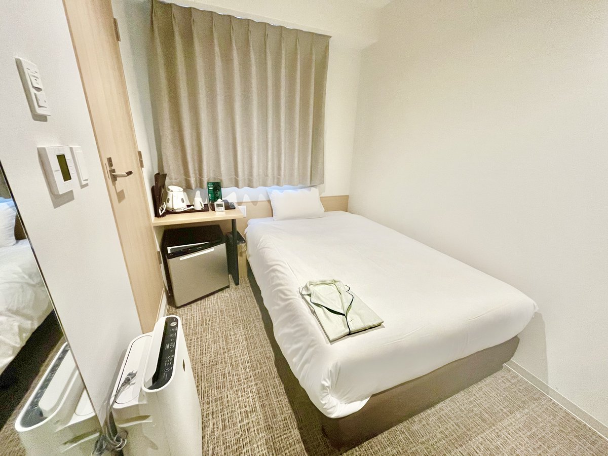cvsbayhotel's tweet photo. 本館タワー棟シングルルームのご紹介です！
当ホテルで1番新しいタワー棟はバス・トイレ別となっております✨
大きさは12㎡、加湿空気清浄機・電気ケトル・マグ付きです🍃

ちょっとゆったり過ごしたい方、是非ご利用ください😃☀️

#cvsbayhotel #市川塩浜 #ホテル #シングルルーム
#企業公式 https://t.co/YTf7imseKw