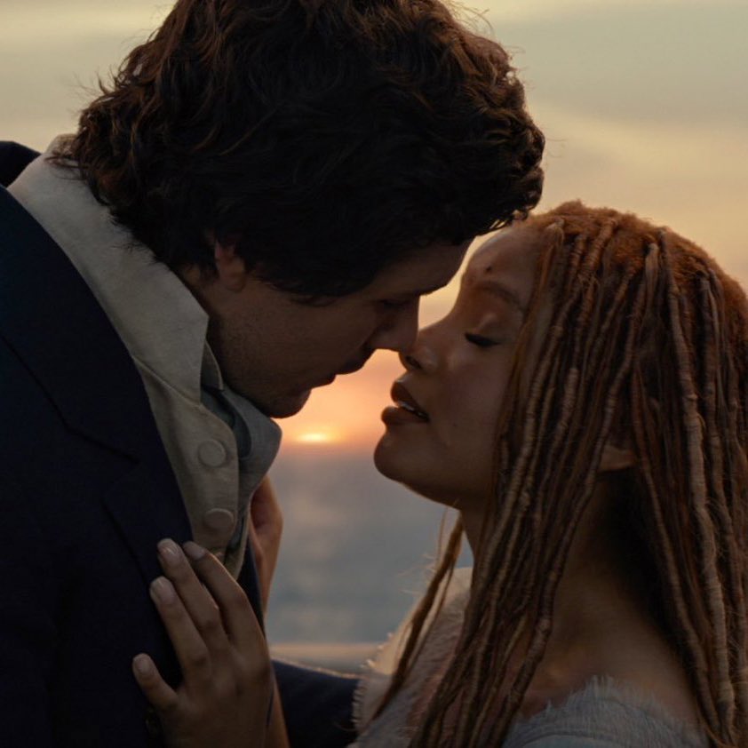 iClaquete's tweet photo. Eu amo que a versão live-action de “A Pequena Sereia” deu um sentindo mais humano pro romance de Ariel e Eric, mostrando como eles são parecidos. Aventureiros e apaixonados por viajar para lugares desconhecidos, além de ambos amarem colecionar coisas aleatórias. Almas gêmeas! https://t.co/PFsgQGBxNk