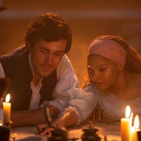 iClaquete's tweet photo. Eu amo que a versão live-action de “A Pequena Sereia” deu um sentindo mais humano pro romance de Ariel e Eric, mostrando como eles são parecidos. Aventureiros e apaixonados por viajar para lugares desconhecidos, além de ambos amarem colecionar coisas aleatórias. Almas gêmeas! https://t.co/PFsgQGBxNk
