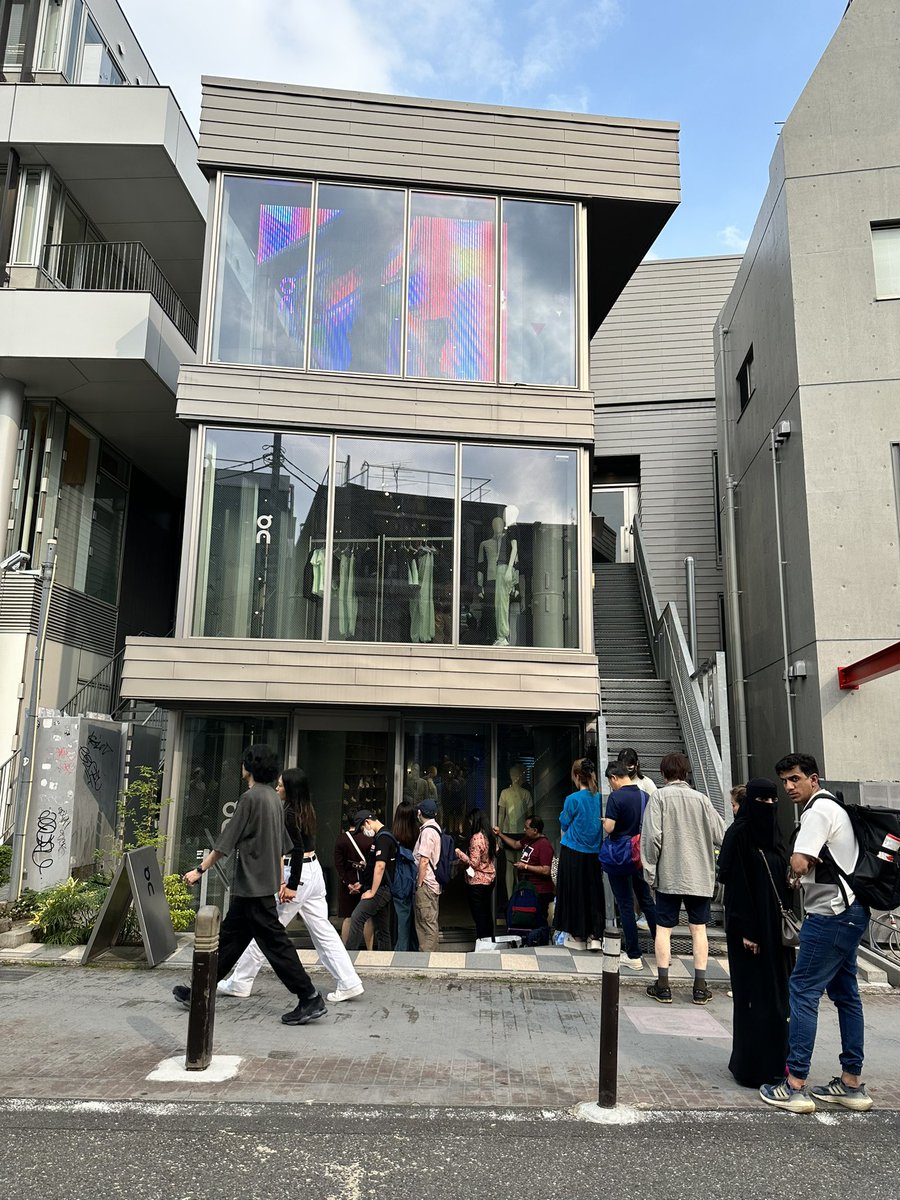 kor_twit's tweet photo. On-Running Flagship Store ที่โตเกียว แถวฮาราจูกุ บ่ายวันธรรมดามีคนต่อแถวพอควร ราคาถูกกว่าไทยคู่นึงเกือบสองพัน แต่ร้านไม่ใช่ tax free shop ถ้าอยาก tax free ต้องไปร้าน ABC Mart ไม่ก็ร้านในห้างอย่าง Daimaru แต่แบบน้อยกว่าที่นี้ #รีวิวโตเกียว https://t.co/F0AaJmGTZ5