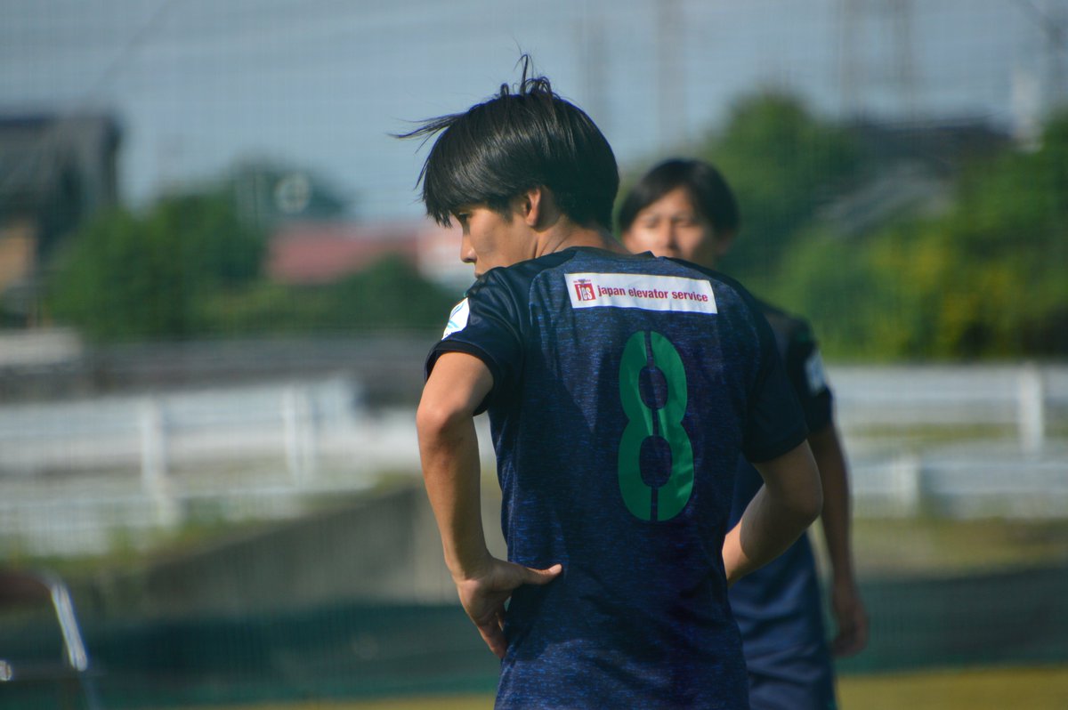 KOSUKEKASAHARA's tweet photo. 共栄大学8番 MF岩佐夏壱（4年：市立柏）
後半途中から出場。前半耐えて後半特色のある前線の選手を投入して試合の流れを引き戻した共栄大学。右サイドを駆け抜ける姿はスカイブルーのユニフォームのあの頃と同じでした。大学4年まで続けてる子たちはカッコいいわやっぱり。 https://t.co/6ciQqDdyzn