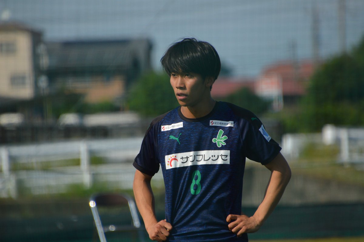 KOSUKEKASAHARA's tweet photo. 共栄大学8番 MF岩佐夏壱（4年：市立柏）
後半途中から出場。前半耐えて後半特色のある前線の選手を投入して試合の流れを引き戻した共栄大学。右サイドを駆け抜ける姿はスカイブルーのユニフォームのあの頃と同じでした。大学4年まで続けてる子たちはカッコいいわやっぱり。 https://t.co/6ciQqDdyzn