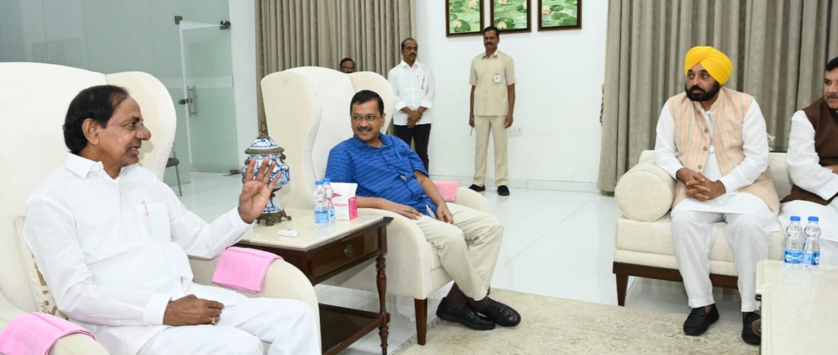 ArvindKejriwal's tweet photo. मोदी सरकार ने अपने काले अध्यादेश से माननीय सुप्रीम कोर्ट का फ़ैसला पलट दिया, दिल्लीवासियों के अधिकार छीन लिए। इस पर बात करने के लिए आज हैदराबाद में तेलंगाना के मुख्यमंत्री श्री के. चंद्रशेखर राव जी से मुलाक़ात हुई। देशभर में बढ़ रही बीजेपी की तानाशाही पर बात हुई। उन्होंने भरोसा दिया कि संसद में जब मोदी सरकार ये काला अध्यादेश पेश करेगी तब भारत राष्ट्र समिति दिल्ली की जनता के साथ खड़ी होगी। इसके लिए मैं दिल्ली की जनता की तरफ़ से श्री के. चंद्रशेखर राव जी का तहे दिल से शुक्रिया अदा करता हूँ। @TelanganaCMO