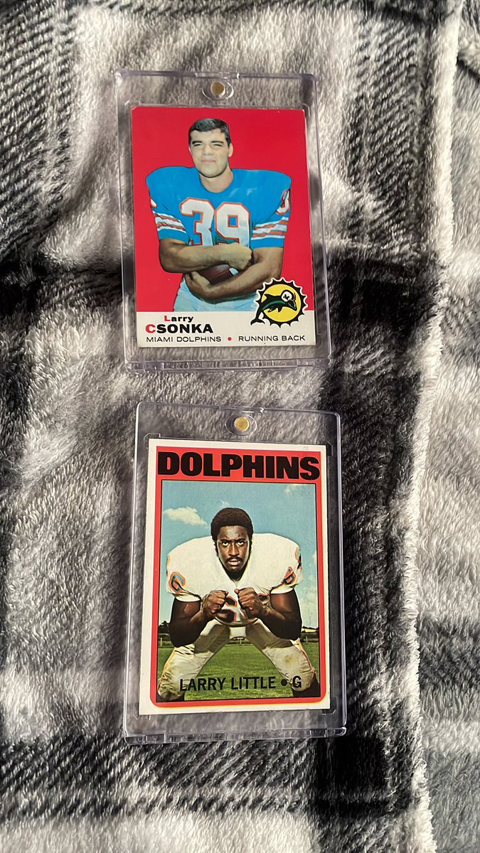 AbrahamSandwish's tweet photo. @RoMe2418 Saw at least 20-30 Optics blasters on shelf at Walmart here in Sandusky yesterday as they were restocking. Didn’t buy one. Someone else did though 😂,… I spent my money at the card shop a few doors over. Picked up these 2 & a blaster of Mosaic😉#SaveTheHobby https://t.co/qyJu3Lb167