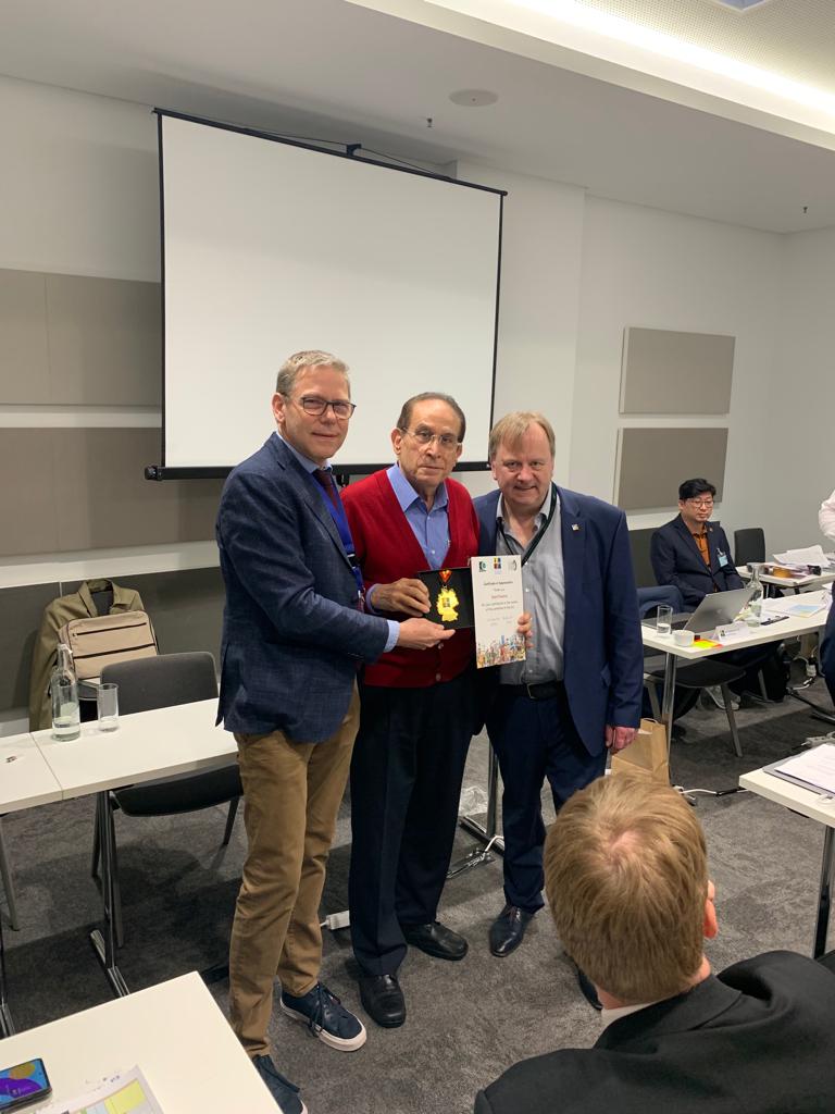 تكريم Jury Leader
د. شريف سمره
  وفريق التحكيم الذى عمل معه
وفى الصورة الحكم التشيك جيرى سيدلاك
معرض طوابع إيسن الدولي ( IBRA ) 
#PHILATELIC_SOCIETY_OF_EGYPTEGYPT