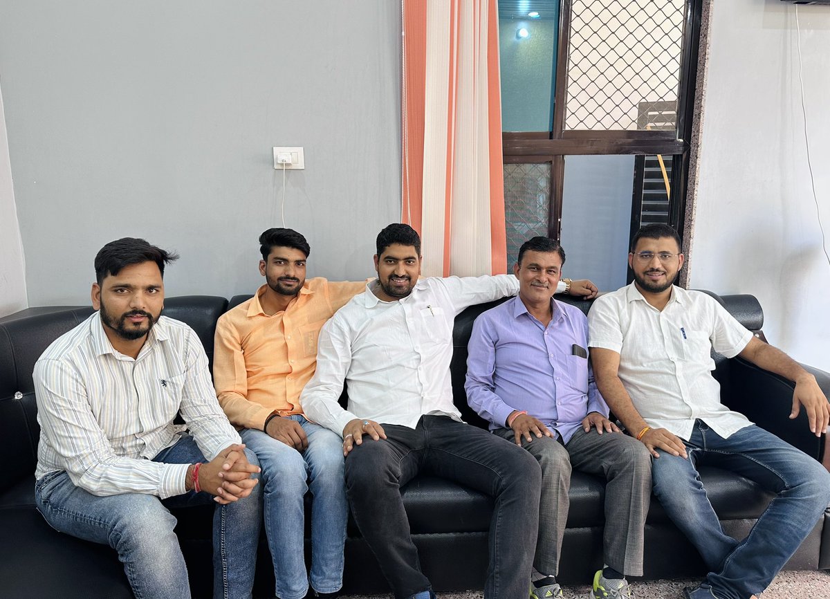 अध्यापकों के तबादलों को लेकर शिक्षा संकुल परिसर में जारी क्रमिक अनशन को आमरण अनशन में बदलने से पहले आज शिक्षा नगरी #सीकर के_
#शिक्षक_साथियों से आत्मीय मुलाक़ात कीं और #तीस_मई को राजधानी जयपुर में #धरने आने का आह्वान किया !! 

#अध्यापकों_तबादले_करे_सरकार 
#harpaldadarwal