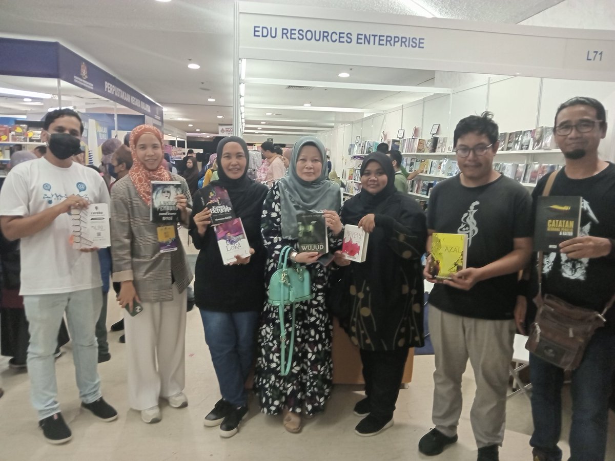 Di hujung jam 3 petang masa saya bermain dengan pen yang dipinjam hampir tamat. Sempat juga menurunkan tinta penulis buat tetamu istimewa.  Jutaan terima kasih buat pasukan <a href="/CerekaApp/">Cereka</a> yang sudi berkunjung ke sudut #MenaraSeni di #PBAKL2023.