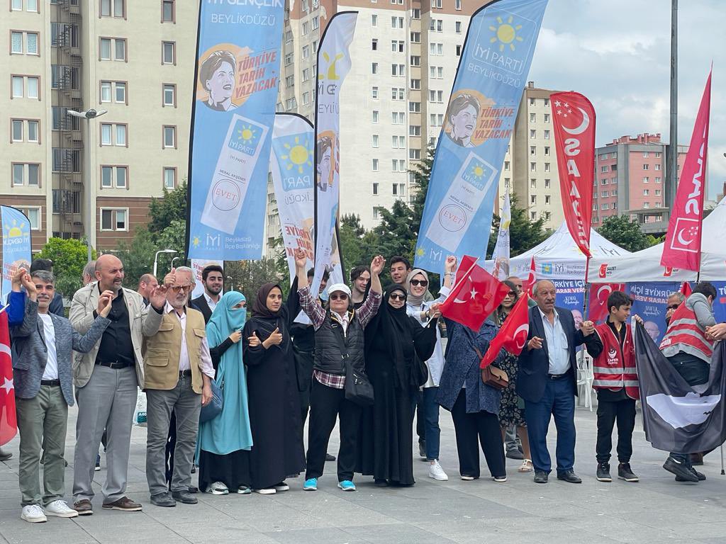 Beylikdüzü Meydanı’nda #Milletİttifakı Partilerinin İlçe Başkanları ve teşkilatlarımızla birlikte Demokrasiye ve Cumhuriyete olan inancımızı komşularımız paylaştık.

#SanaSöz 
#OylarKemalKılıcdaroğluna 

<a href="/alibabacan/">Ali Babacan</a> <a href="/drerhanerol/">Dr. Erhan Erol</a> <a href="/onder_karaburun/">Önder Karaburun</a> <a href="/istanbuldadeva/">DEVA Partisi İstanbul</a> <a href="/devapartisi/">DEVA Partisi</a>