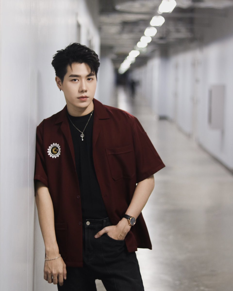 Petchpigz's tweet photo. ฝาก “พี่กร” รุ่นพี่วิศวะคนนี้ใน #ไดโนซอร์รัก ด้วยนะครับ ❤️ วันนี้ขอบคุณทุกคนมากๆ ที่ได้มาเจอกันนะครับ รวมถึงขอบคุณช่อดอกไม้ทุกช่อด้วยนะครับ รักและคิดถึง #Petchpigz #TrailerDinosaurLove https://t.co/2UpVl7F2Qf
