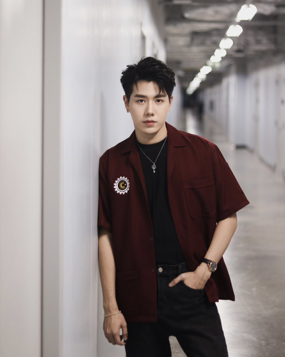 Petchpigz's tweet photo. ฝาก “พี่กร” รุ่นพี่วิศวะคนนี้ใน #ไดโนซอร์รัก ด้วยนะครับ ❤️ วันนี้ขอบคุณทุกคนมากๆ ที่ได้มาเจอกันนะครับ รวมถึงขอบคุณช่อดอกไม้ทุกช่อด้วยนะครับ รักและคิดถึง #Petchpigz #TrailerDinosaurLove https://t.co/2UpVl7F2Qf