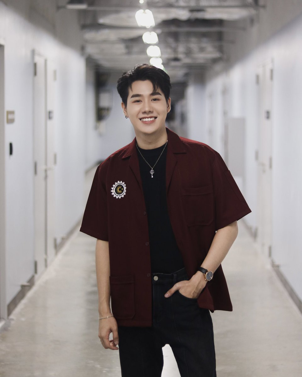 Petchpigz's tweet photo. ฝาก “พี่กร” รุ่นพี่วิศวะคนนี้ใน #ไดโนซอร์รัก ด้วยนะครับ ❤️ วันนี้ขอบคุณทุกคนมากๆ ที่ได้มาเจอกันนะครับ รวมถึงขอบคุณช่อดอกไม้ทุกช่อด้วยนะครับ รักและคิดถึง #Petchpigz #TrailerDinosaurLove https://t.co/2UpVl7F2Qf