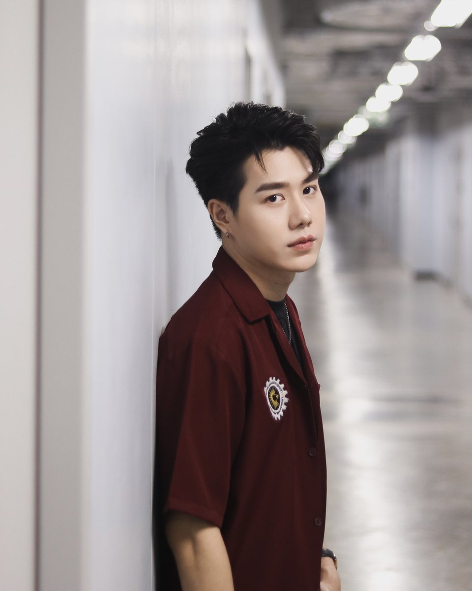 Petchpigz's tweet photo. ฝาก “พี่กร” รุ่นพี่วิศวะคนนี้ใน #ไดโนซอร์รัก ด้วยนะครับ ❤️ วันนี้ขอบคุณทุกคนมากๆ ที่ได้มาเจอกันนะครับ รวมถึงขอบคุณช่อดอกไม้ทุกช่อด้วยนะครับ รักและคิดถึง #Petchpigz #TrailerDinosaurLove https://t.co/2UpVl7F2Qf