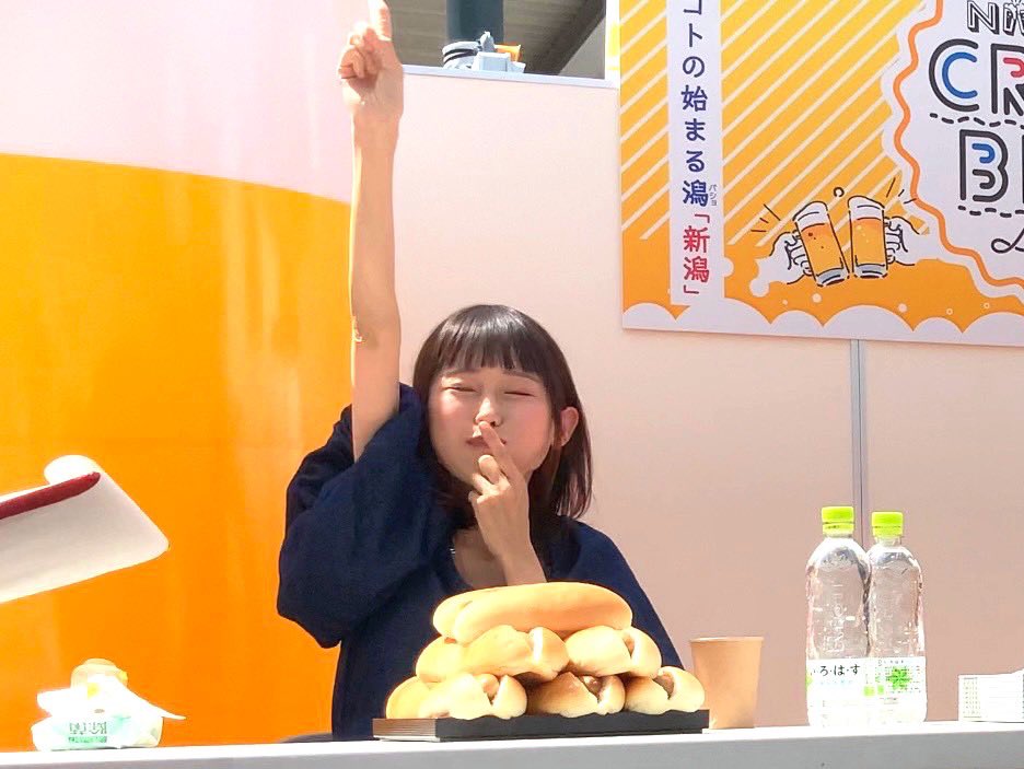 aya180000's tweet photo. クラフトビールランド初日✨✨

ホットドッグ大食い大会、無事に終了しました❤️

たくさんの方がきてくださり、終始大きな応援をいただきました🥺✨

大盛りあがりで、とても楽しいイベントになりました😊

今日は祖母と母も応援にきてくれました。

遠くから手を振ってくれていたら、MCの村井杏さんが気づいて声をかけてくださり、二人とも喜んでいました♥️

明日も、同じく13:30〜14:30の時間帯で出場するので、ぜひぜひ観にいらしてください☺️

クラフトビールランド自体は17:30までやっています。

いろいろなクラフトビールがあり、有名なお店が多数出店しているので、イベント後もゆっくり楽しんでくださいね🥰

#クラフトビールランド
#新潟クラフトビールランド
#大食い
#大食い大会
#村井杏 さん
#新潟