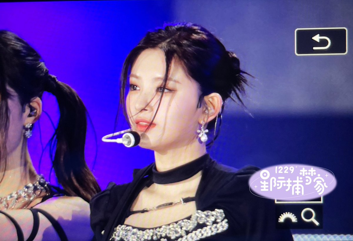 20001229yr's tweet photo. 230527 드림콘서트

 #에버글로우 #왕이런 #이런 #王怡人 https://t.co/m20VkmBIj1