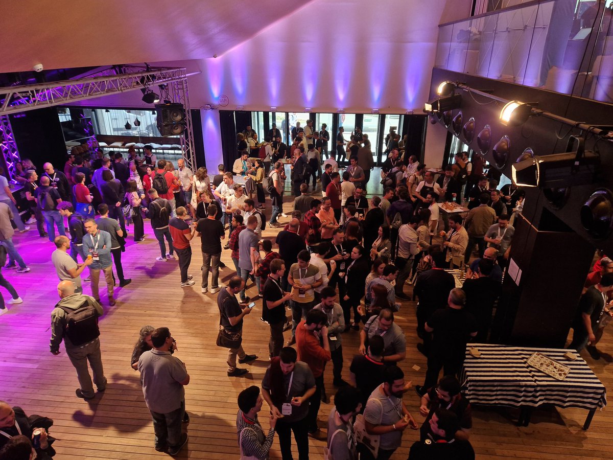geeks_academy's tweet image. Hoy nuestros ex alumnos y alumnas también están por el #CTOSummit impregnándose del gran talento tecnológico que reúne el Congreso. Rencuentros tras el Bootcamp con mucha emoción y avances que contarse en sus nuevos empleos como #FullStackDevelopers 🚀