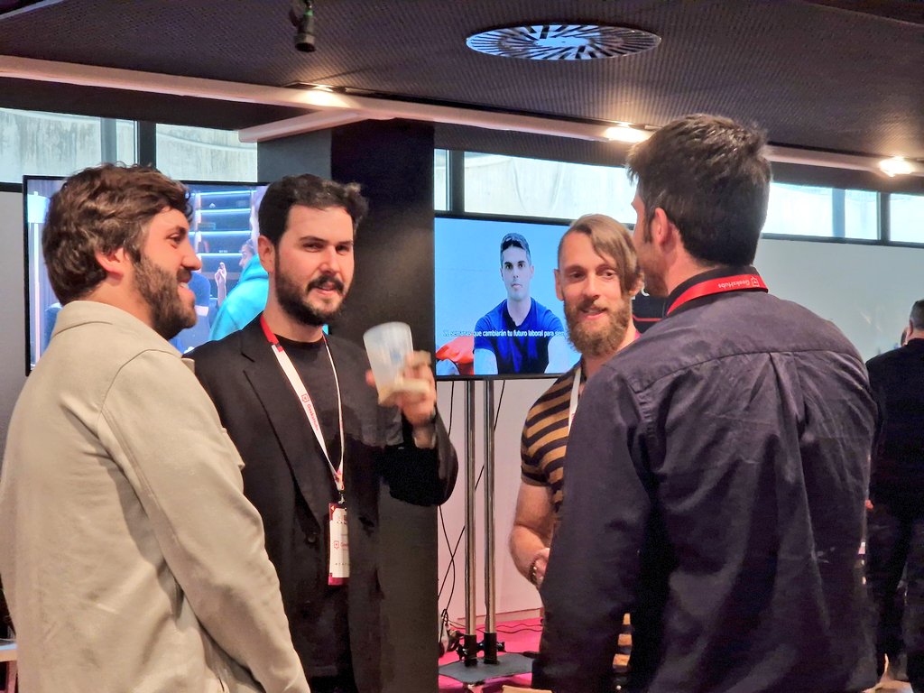 geeks_academy's tweet image. Hoy nuestros ex alumnos y alumnas también están por el #CTOSummit impregnándose del gran talento tecnológico que reúne el Congreso. Rencuentros tras el Bootcamp con mucha emoción y avances que contarse en sus nuevos empleos como #FullStackDevelopers 🚀