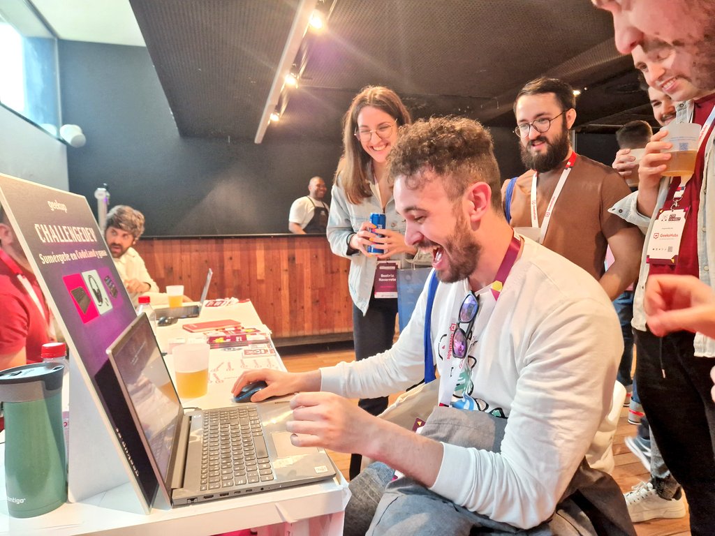 geeks_academy's tweet image. Hoy nuestros ex alumnos y alumnas también están por el #CTOSummit impregnándose del gran talento tecnológico que reúne el Congreso. Rencuentros tras el Bootcamp con mucha emoción y avances que contarse en sus nuevos empleos como #FullStackDevelopers 🚀
