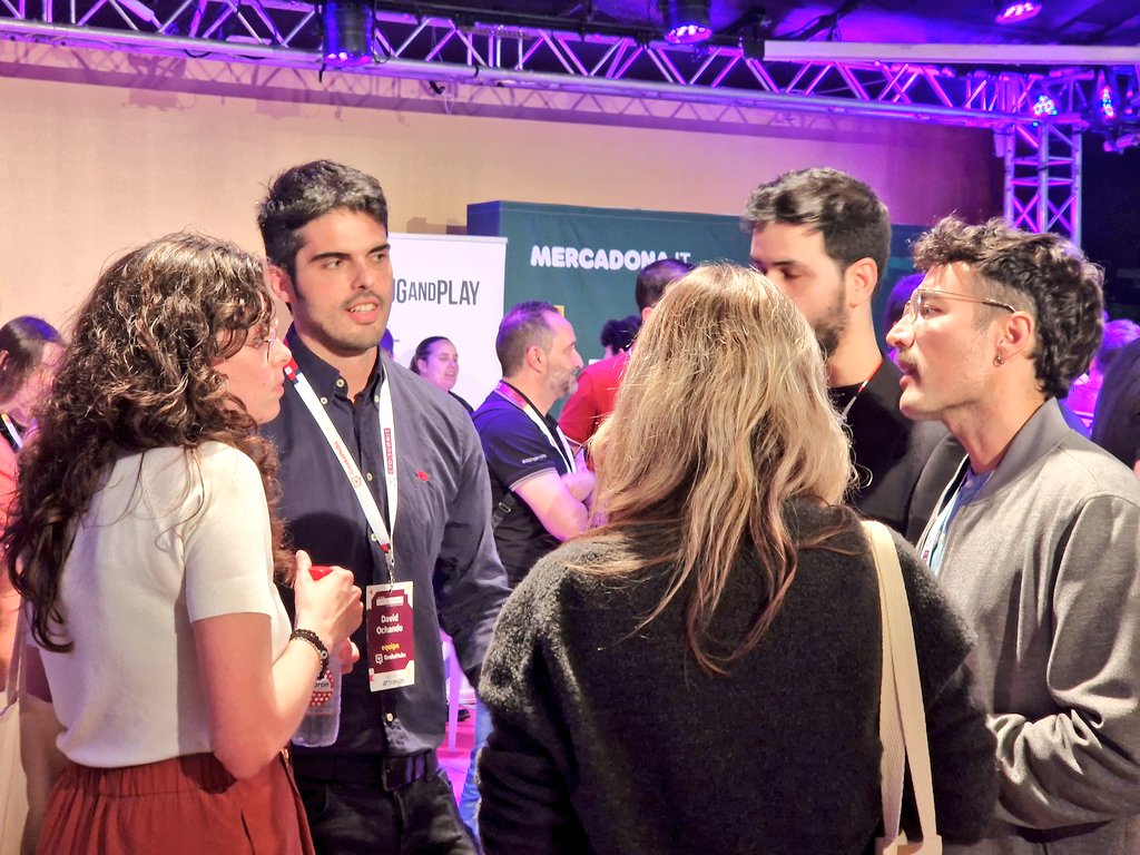 geeks_academy's tweet image. Hoy nuestros ex alumnos y alumnas también están por el #CTOSummit impregnándose del gran talento tecnológico que reúne el Congreso. Rencuentros tras el Bootcamp con mucha emoción y avances que contarse en sus nuevos empleos como #FullStackDevelopers 🚀