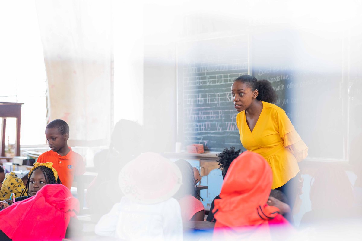 KiiryaJovan's tweet photo. Patricia Mulumba and my sister Dorcus giving their best to the learners at Kitante with the @perfectEvolver team during our recent two days camp.
>
>
>
#kiirya
#madeinuganda
#YoureWorthIt
#Winningattitude https://t.co/GZ3rk7J4ZP