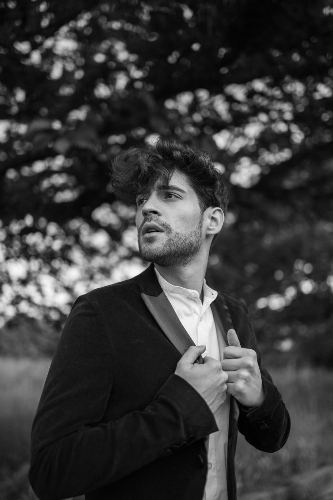 Ho capito che a volte per crescere si deve cambiare, che il dolore non é da allontanare ma da attraversare, che dobbiamo dedicare tempo alle ferite guarite male e che in questa vita é cosí bello avere il privilegio di amare.

🌻