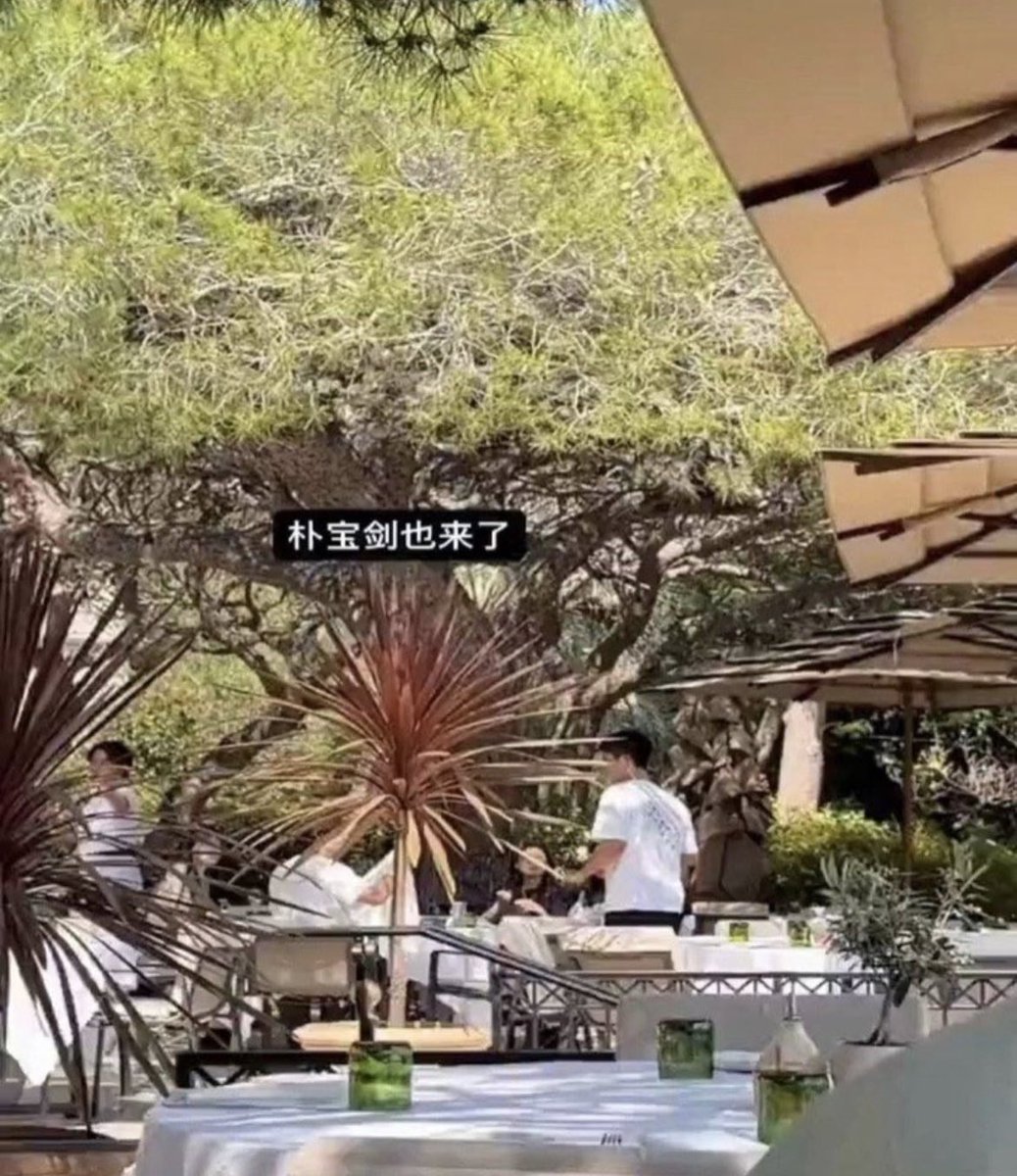 kthvnews's tweet photo. OP spotted Taehyung and Bogum when one of the pictures of his latest Instagram Post was taken. They had lunch together at the Grand Hotel du Cap-Ferrat Hotel. Apparently they took some selfies and had a good time. https://t.co/PvrjpPnwiy