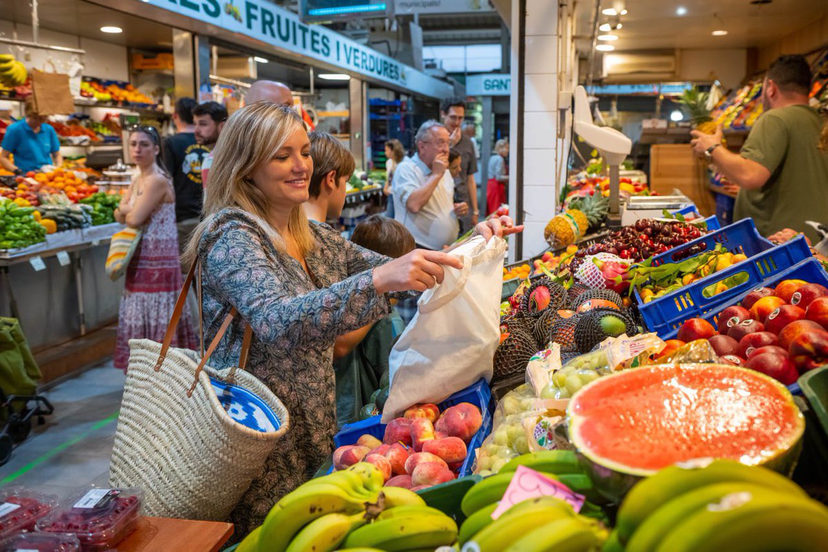 Un sábado más he ido con mis hijos a comprar al Mercado de Santa Catalina, en Palma. Apoyando el comercio de proximidad y el producto local siempre. #JornadaDeReflexión tranquila, ilusionada y con la convicción de estar haciendo lo correcto.