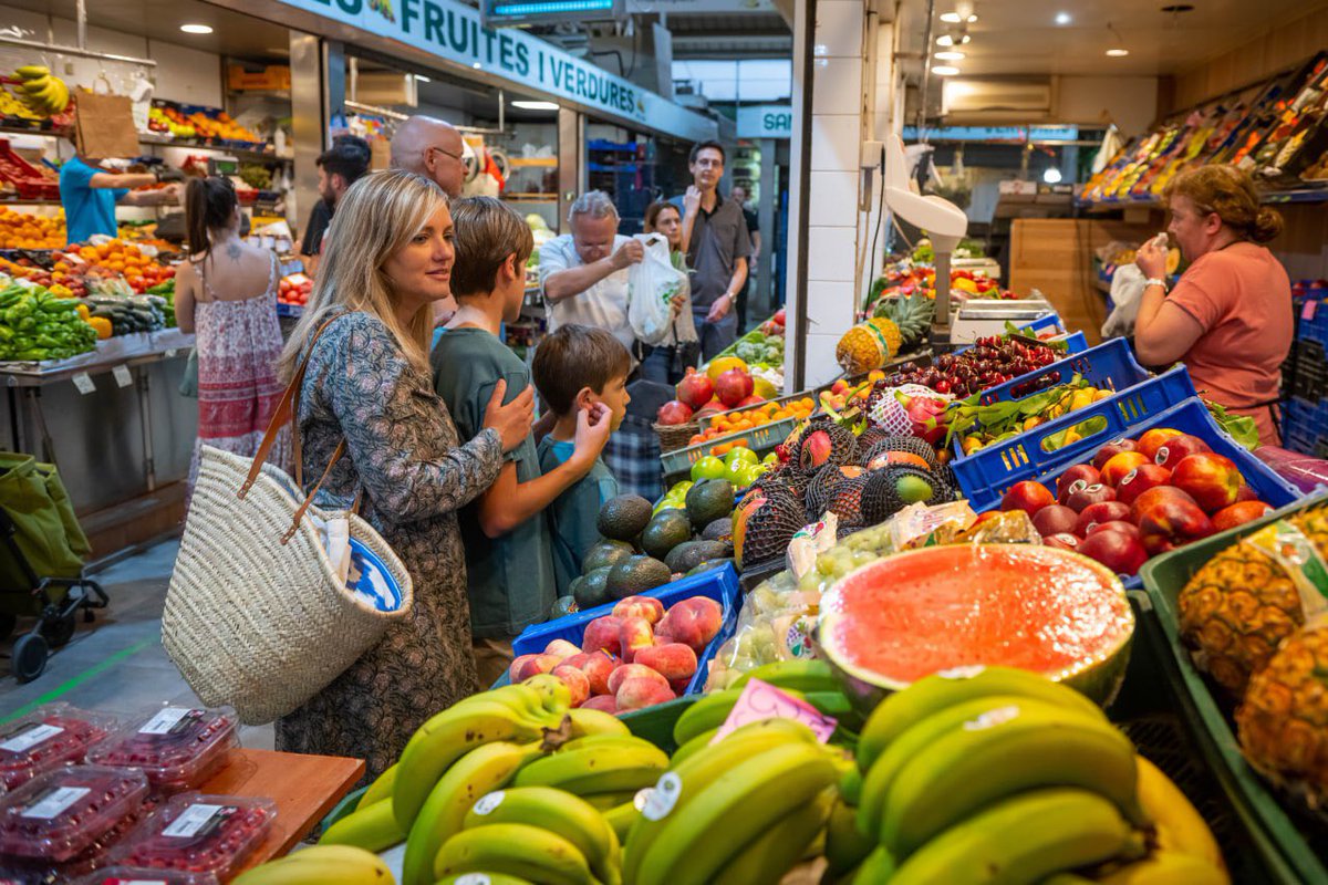 PatriciaGuaspB's tweet photo. Un sábado más he ido con mis hijos a comprar al Mercado de Santa Catalina, en Palma.
Apoyando el comercio de proximidad y el producto local siempre.

#JornadaDeReflexión tranquila, ilusionada y con la
convicción de estar haciendo lo correcto. https://t.co/VvT6aaYnYf