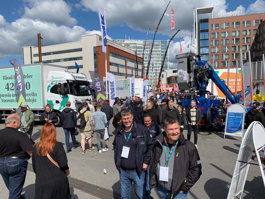 kuljetusmessut's tweet photo. Huikea meno Kuljetusmessuilla Jyväskylässä 💯 Messuille pääsyä on selvästi odotettu, sillä väkeä on liikkeellä paljon ja hyvällä fiiliksellä!

 #kuljetusmessut #kuljetus2023 #kuljetusala #paviljonki #jyväskylä https://t.co/jXUi8ls6Le