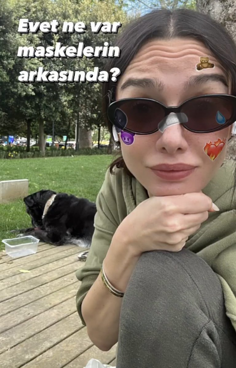 Bırak maskenin arkasında ne varsa orda kalsın. #BirceAkalay