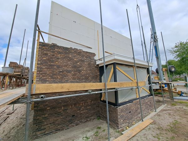 Er is afgelopen week hard gewerkt door het bouwteam van Hoek aan metselwerk op de begane grond van deze notariswoning in Sibculo.

Heeft u ook bouwplannen? Neem eens een kijkje op aannemersbedrijf-hoek.nl

#vakmanschap #bouwendnederland #bouwproject #bouwbedrijf #bouwen #sibculo