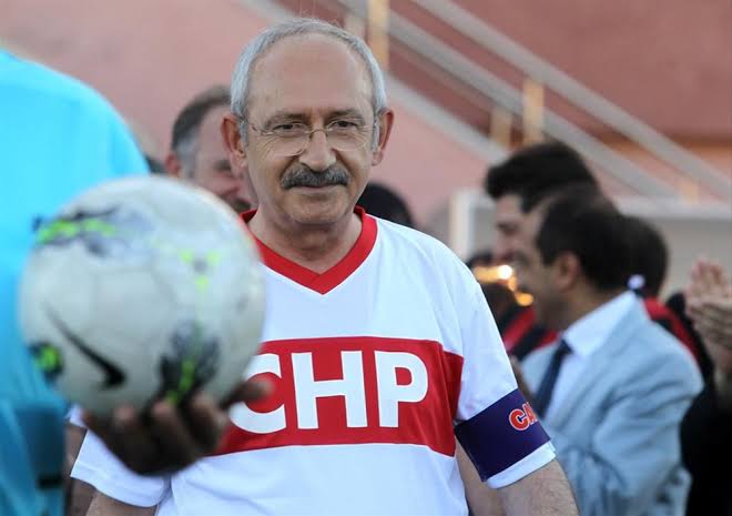 "TRT, Futbol maçlarını şifresiz yayınlayacak."
 Kemal Kılıçdaroğlu.
TRT'de 21 yıldır yandaşlara akıtılan milyarlarca dolar vergimiz, ilk kez halkına kavuşacak!
Budur işte:))
Kılıçdaroğlu'nun SMS'i engellense de..
#OylarKemalKılıçdaroğluna