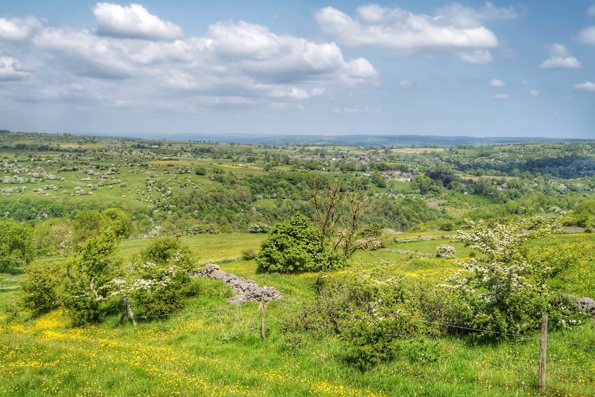 What a glorious start to the #BankHolidayWeekend...
Middleton by Wirksworth, #Derbyshire 
#LoveUKWeather #StormHour