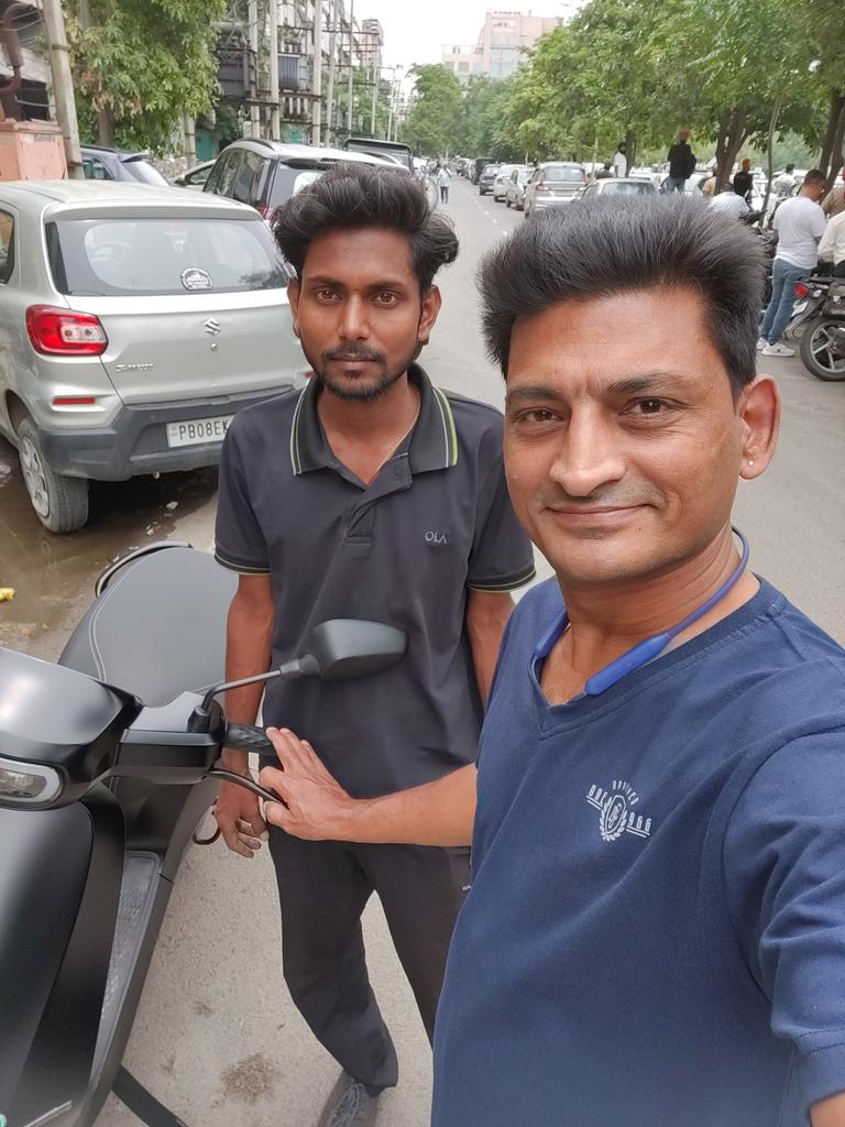 crownbhullar's tweet photo. @Khalidaaalbadri @bhash Standing TALL is my 'Bumblebee' with Center stand Fixed. Great quality, tough metal  &amp; quite heavy, can easily manage scooter weight with even someone sitting on it, Worth Waiting
Hari Shankar as usual did his job perfectly in 20 mins. Thanks @OlaElectric https://t.co/d9esRJ64c1