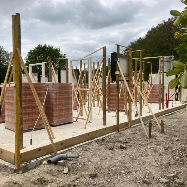 In De Lutte is het bouwteam klaar met het stelwerk voor deze luxe vrijstaande woning. Op naar het metselwerk!

Heeft u ook bouwplannen? Neem eens een kijkje op aannemersbedrijf-hoek.nl

#vakmanschap #bouwendnederland #bouwproject #bouwbedrijf #bouwen #delutte