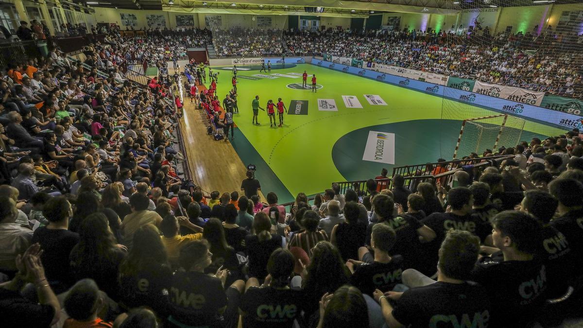 ✨ 𝐇𝐈𝐒𝐓𝐎𝐑𝐈𝐀 ✨

Pase lo que pase nosotros ya hemos ganado. Desde el Club Balonmano Elche queremos dar las gracias a los 2️⃣.0️⃣0️⃣0️⃣ aficionados que llenaron el Esperanza Lag para acompañar a nuestro equipo.

GRACIAS a toda la ciudad 🌴🤍💚