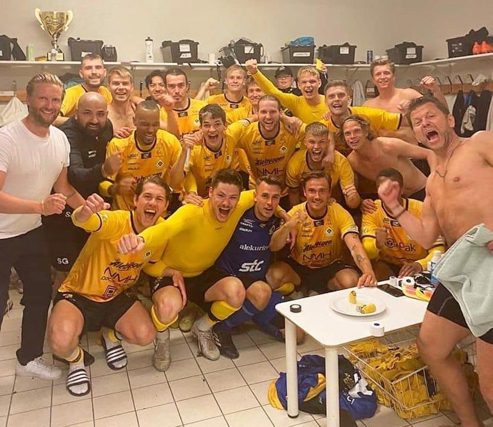 NiklasTidstrand's tweet photo. 3 nya poäng idag!! Magisk grupp som krigar och ger allt Tillsammans!💪🟡⚫️ https://t.co/2uUfDxr9dY