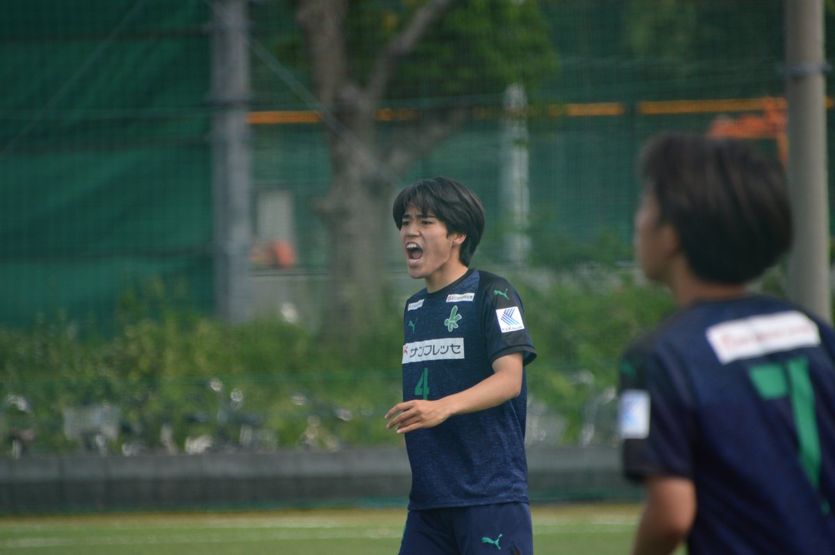 KOSUKEKASAHARA's tweet photo. 共栄大学4番 DF唐尼陽斗（2年：市立柏）
CBやってて驚き。イチカシの時はバンバン攻めあがってたイメージ。ま、何でも出来るんだろう。今日は無失点で良く耐えて試合終了時DF陣で握手。
兄と弟同じピッチに立つなんて親御さん最高に楽しいだろうな（羨ましい）4枚目はオマケ。いつかのあの日。 https://t.co/MmTAHY5O0h