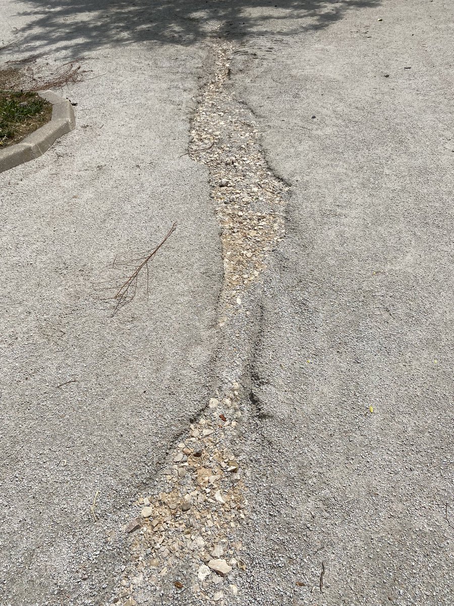 Nos venden una obra sostenible , materiales drenantes ,sin escorrentía,  caen cuatro gotas y….#ParquedelasCruces40  #Carabanchel 
#SavemosNuestrosParques