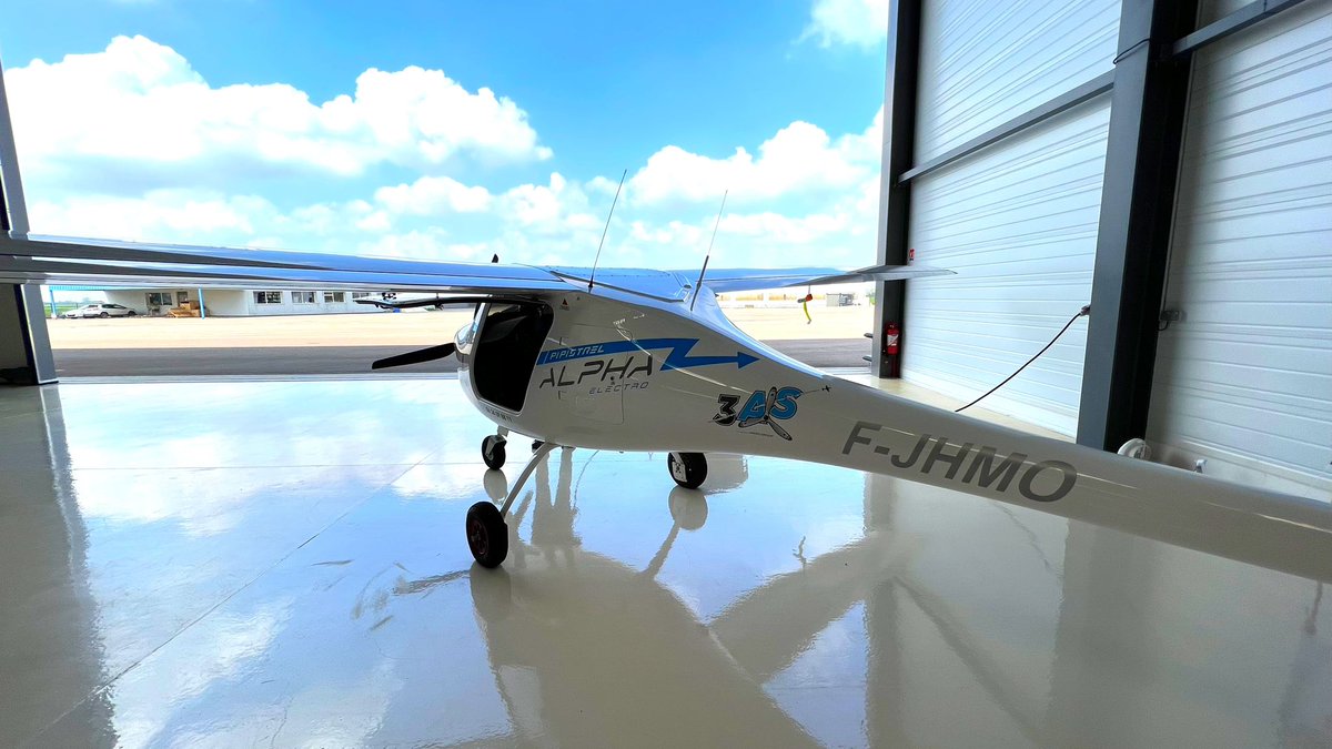GUILLOUXOlivier's tweet photo. ✅ L’avion 100% Électrique ça fonctionne et carrément bien !!! 👍👍👍
Merci à toi @pallier_olivier et à #3AS / #ARDPI pour ce vol d’essai en #Pipistrel Aircraft Alpha Electro ! 😘😘😘 https://t.co/THAymGEoJl