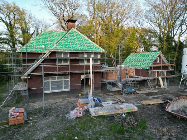 De dakconstructie van deze villa in Nijverdal is gereed. We hebben er een paar dronebeelden van gemaakt. Nu tijd voor de dakpannen.

Heeft u ook bouwplannen? Neem eens een kijkje op aannemersbedrijf-hoek.nl

#vakmanschap #bouwproject #bouwbedrijf #bouwen #nijverdal #drone