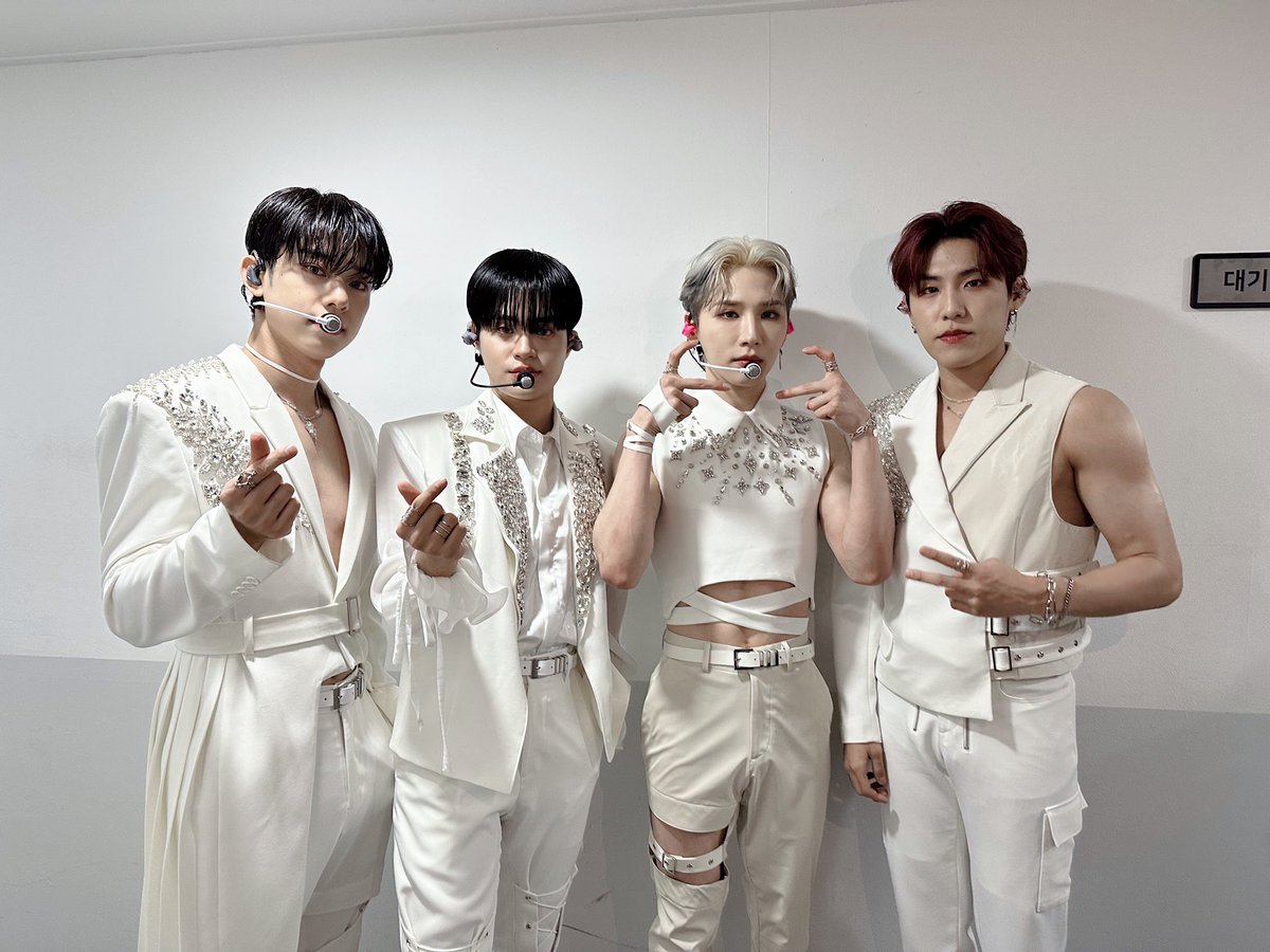 AB6IX's tweet photo. [📷]
230527 'THE FUTURE' IN SEOUL
2023 AB6IX WORLD TOUR 'THE FUTURE' IN SEOUL DAY1 완료👏🏻✨ 우리 내일 또 만나요 ABNEW🩷

#AB6IX #에이비식스
#THE_FUTURE https://t.co/erGIKAah8c