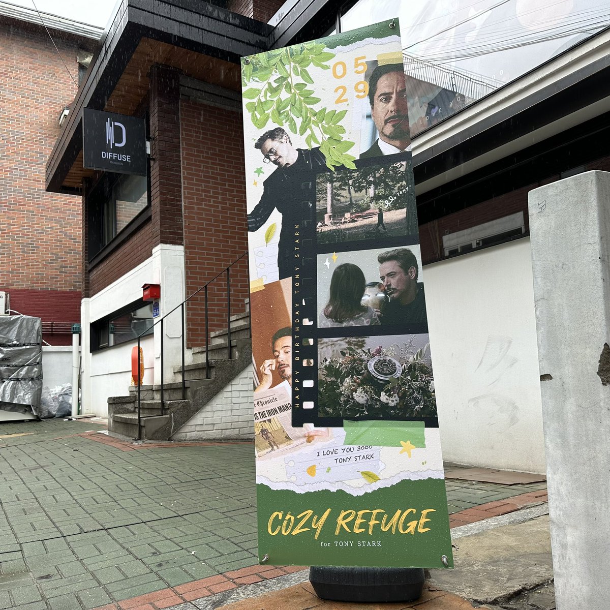 생카 1일차! 비가 내리는 궂은 날씨에도 발걸음해주셔서 정말 감사드립니다🫶 내일도 선착순 특전인 아크릴 키링이 준비되어있습니다~! 내일도 비소식이 있으니 조심히 와주세요!🥹💚