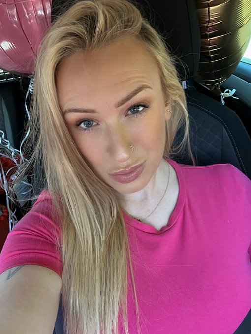 Hello Twitter 💕  Wishing you all the most wonderful BH weekend in the sunshine ☀️ https://t.co/EEexe