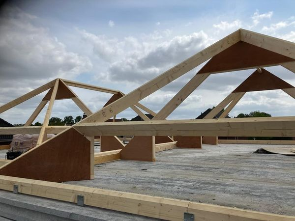 Deze dubbele woning in Noord-Deurningen heeft afgelopen week z'n hoogste punt bereikt! Nu is het tijd voor de dakplaten.

Heeft u ook bouwplannen? Neem eens een kijkje op aannemersbedrijf-hoek.nl

#vakmanschap #bouwendnederland #bouwproject #bouwbedrijf #bouwen #noorddeurningen