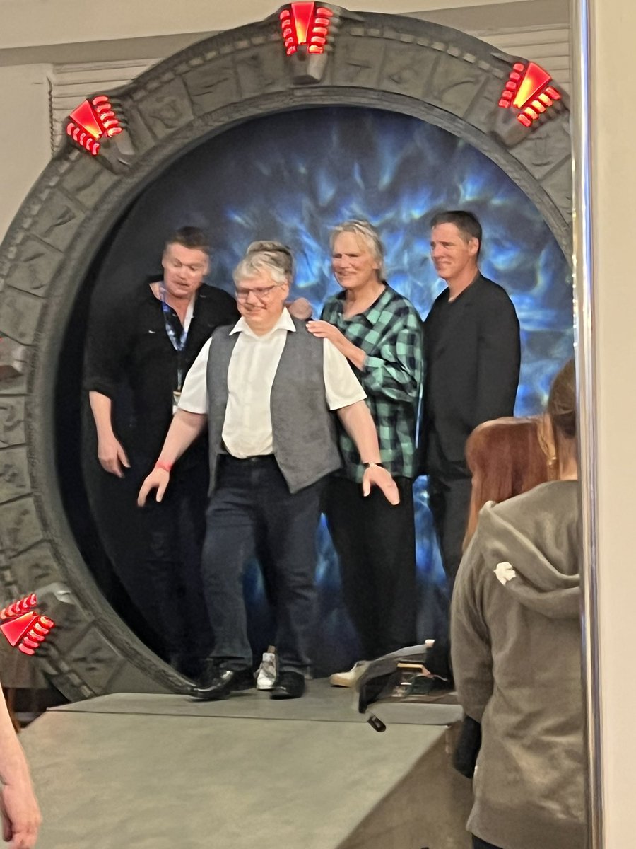 Eveline_x3's tweet image. We were in line for an hour for the group photo, were standing there as some of the first 20 people, then they changed the lines, and now we have to come back at 20:00 (when Rick’s panel is also on) AND Amanda still has the rest of her photoshoot too. 😤 #fedcon #stargate