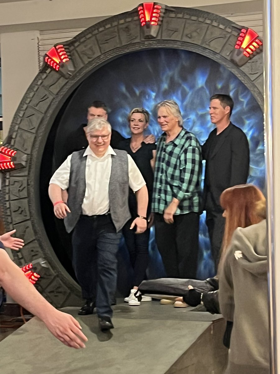 Eveline_x3's tweet image. We were in line for an hour for the group photo, were standing there as some of the first 20 people, then they changed the lines, and now we have to come back at 20:00 (when Rick’s panel is also on) AND Amanda still has the rest of her photoshoot too. 😤 #fedcon #stargate