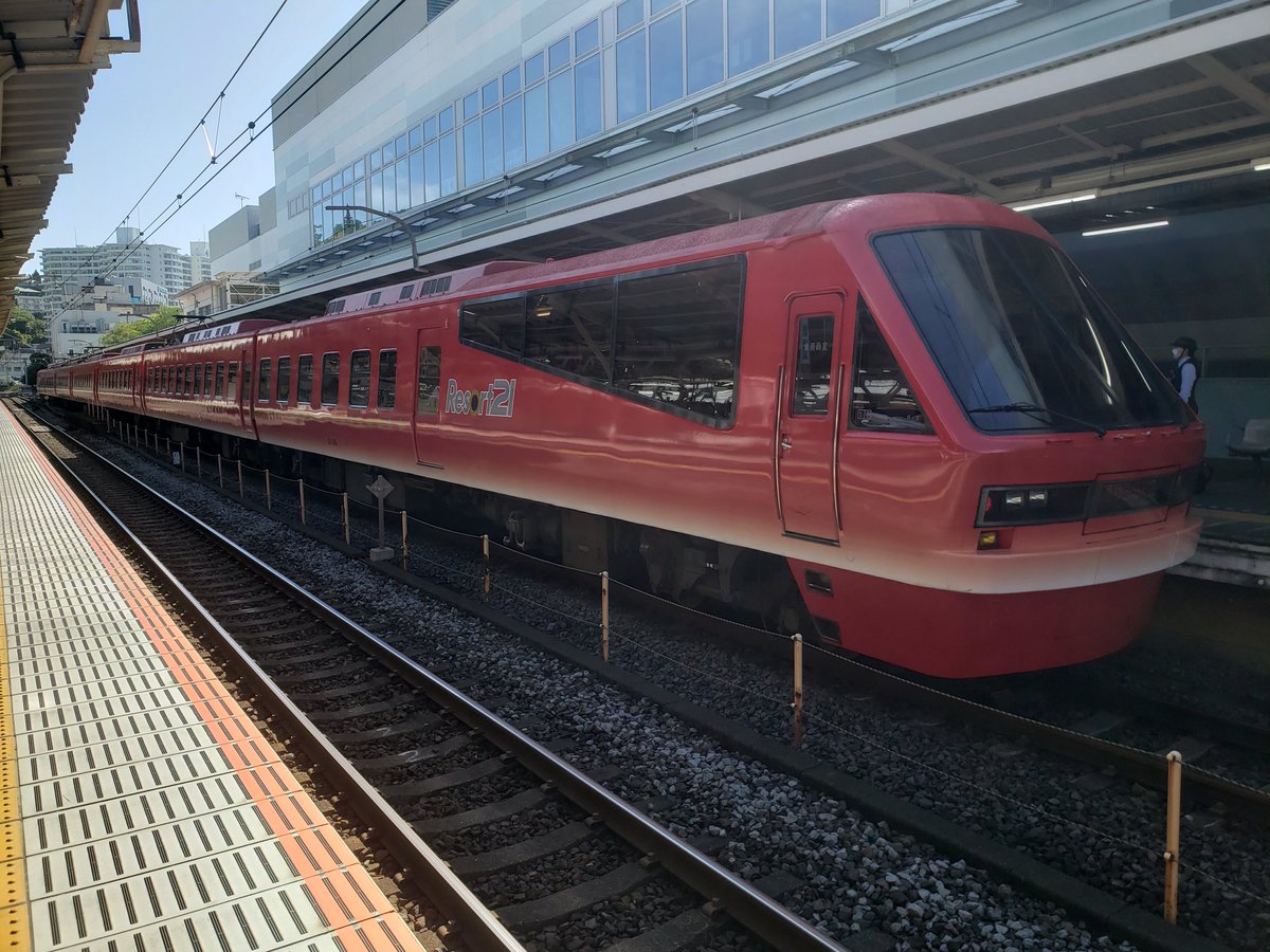 「沼津駅12時の電車に乗ればシャボテン公園14時には着けるのでフェネックのごはんタ」|🏝もかちーの🦊のイラスト