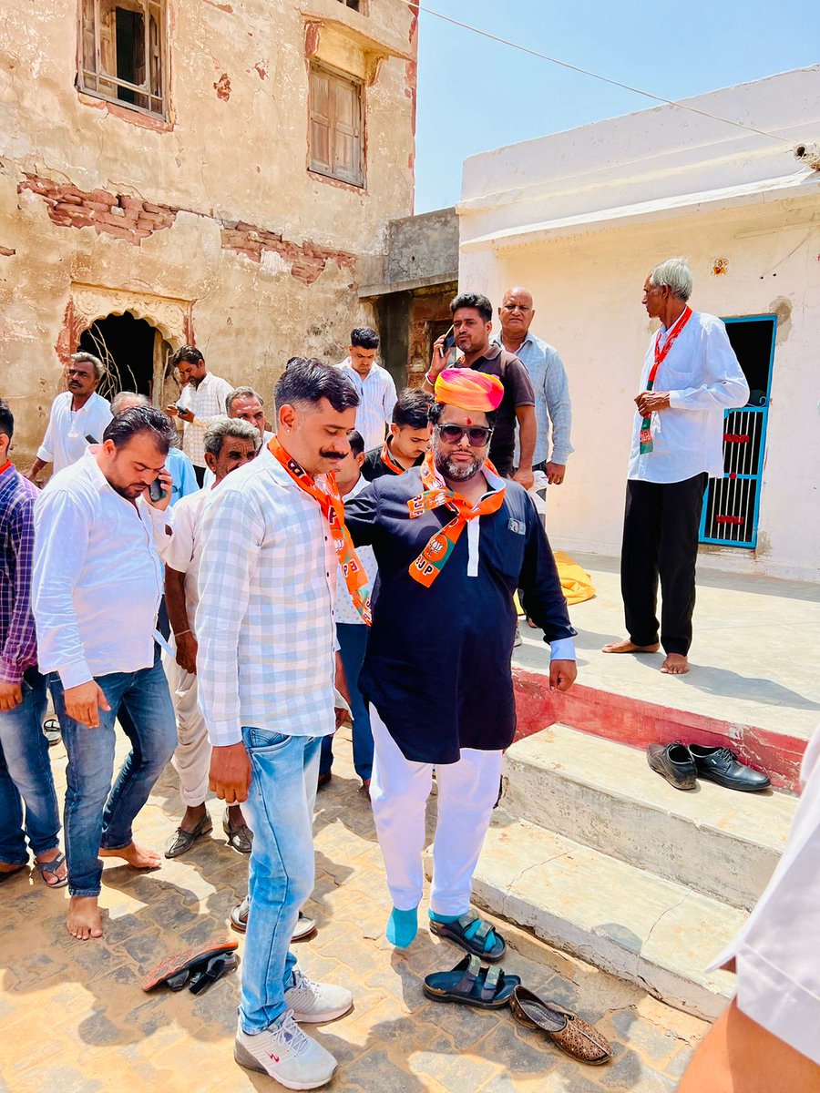 DS_Khimsar's tweet photo. खींवसर में भी शान से कमल खिलाना है ऐसा संकल्प हमारा है।

आज खींवसर विधानसभा के ग्राम गोवा कला में संखवास मण्डल की भाजपा मंडल कार्यसमिति बैठक आयोजित हुई। इस बैठक में मुझे बतौर विधानसभा संयोजक मुझे अध्यक्षता में करने का अवसर प्राप्त हुआ। इस बैठक में पार्टी के आगामी कार्यक्रमों व योजनाओं पर विस्तृत चर्चा की गई। 

बैठक में आगामी 31 मई को अजमेर में आयोजित होने वाले प्रधानमंत्री श्री नरेन्द्र मोदी जी के जनसभा कार्यक्रम में अधिक-से-अधिक आम जनों व कार्यकर्ताओं को पहुंचाने का आह्वान किया। खींवसर विधानसभा क्षेत्र के हर बूथ पर पार्टी की मजबूती को लेकर परिचर्चा हुई। सभी कार्यकर्ताओं ने आगामी विधानसभा चुनाव 2024 में खींवसर सहित पूरे राजस्थान में और 2024 में पूरे भारत में कमल खिलाने का संकल्प लिया गया

इस बैठक में गजे सिंह जी (मंडल अध्यक्ष), रणवीर सिंह जी, रोशन जी उपाध्याय, उम्मेद सिंह जी खींवसर, केशाराम जी हिलौड़ी, महावीर जी जांगीद संखवास, गंगा सिंह जी बड़गुर्ज़र, धन सिंह जी रुडिया समेत पार्टी के कई वरिष्ठ कार्यकर्ता व पदाधिकारी उपस्थित रहे।
