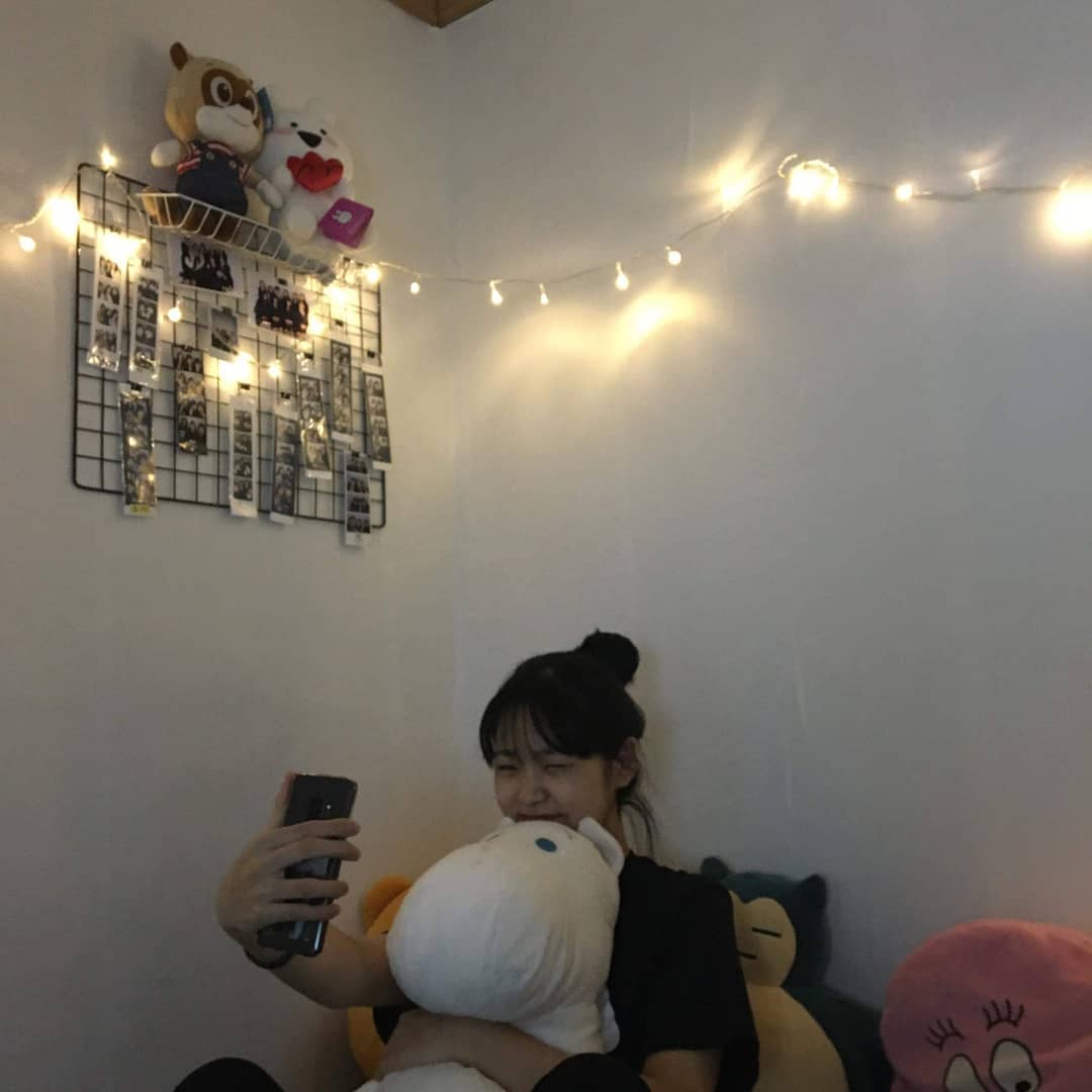 i take a chance to reveal my tiny world through captivating selfies. the dimmed light casts a soothing glow, enveloping me in a cocoon of serenity.