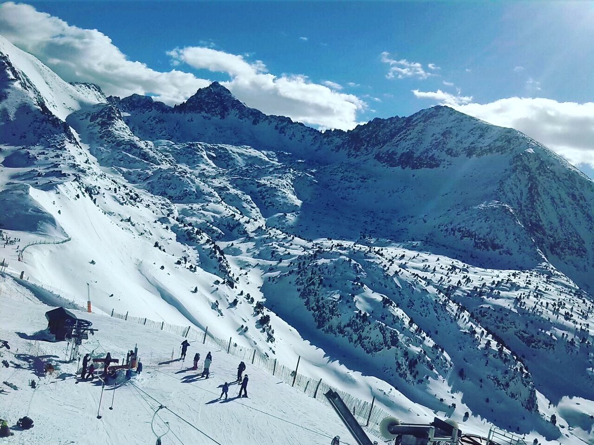 #skitrip2024 Have you got your school’s ski trip booked ? Last minute availability, Ski-in/Ski-out, 2-centre Ski-Safari… get in touch, don’t miss out in 2023/24 ⛷